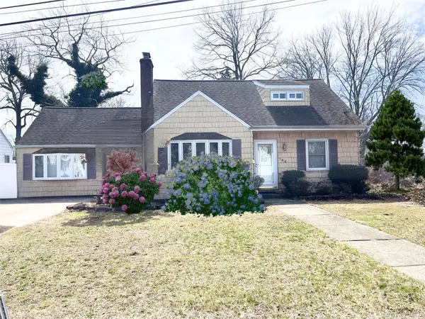 104 Vesper Court, Babylon, NY 11702