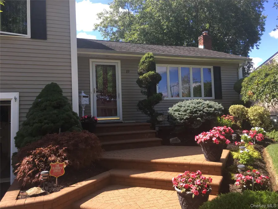 19 Keswick Lane, Plainview, NY 11803 - #3