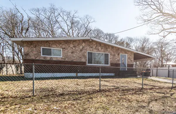 19 Dawn Crescent, Central Islip, NY 11722