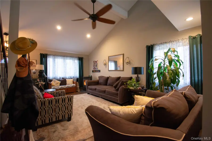 36 Narragansett Avenue, Medford, NY 11763 - #3