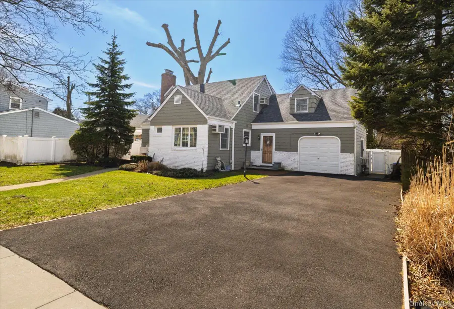 11 Maple Street, Malverne, NY 11565 - #2