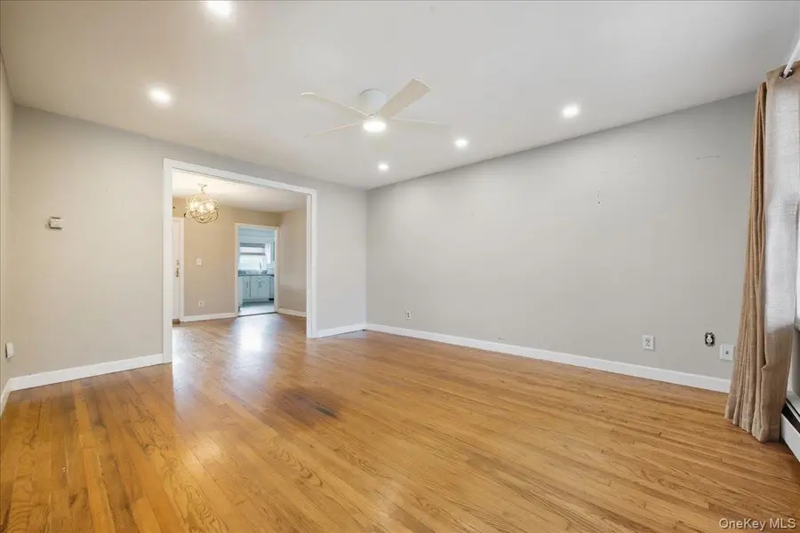 215 W Granada Avenue, Lindenhurst, NY 11757 - #3