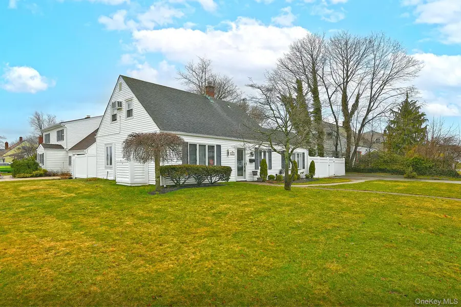 38 Moss Lane, Levittown, NY 11756 - #3