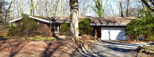 48 Farm Road, Head Of The Harbor, NY 11780