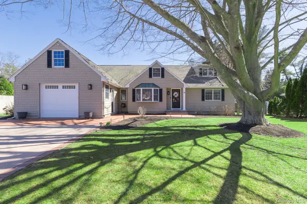 16 Ursular Court, Smithtown, NY 11787