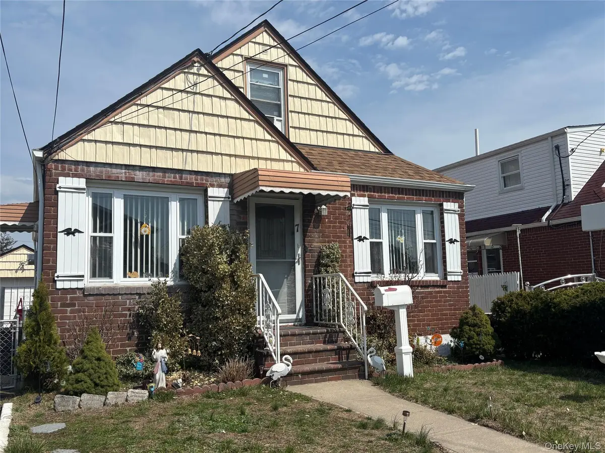 7 Catherine Court, Elmont, NY 11003 - #1