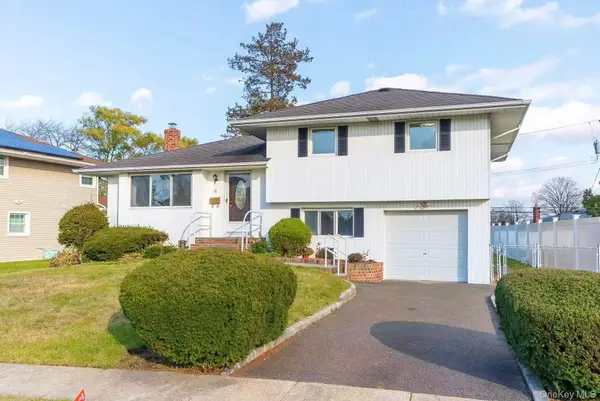 8 Spector Lane, Plainview, NY 11803