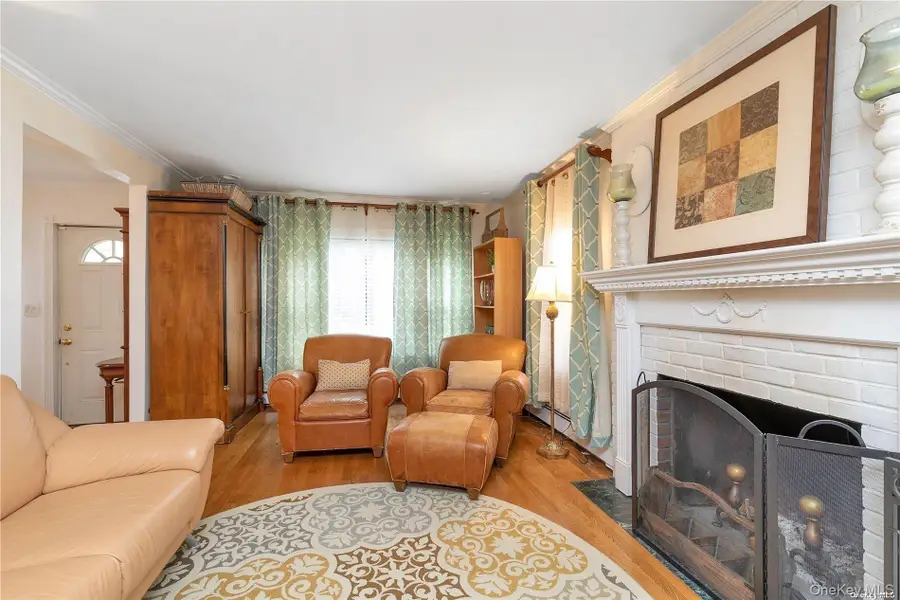 1 Motts Lane, Glenwood Landing, NY 11547 - #3