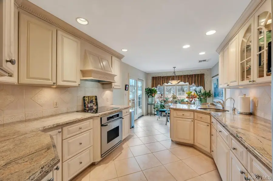 4 Brooks Street, Hicksville, NY 11801 - #3