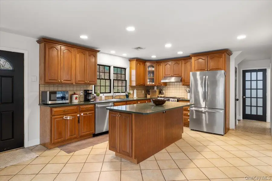 223 Bread And Cheese Hollow Road, Northport, NY 11768 - #2