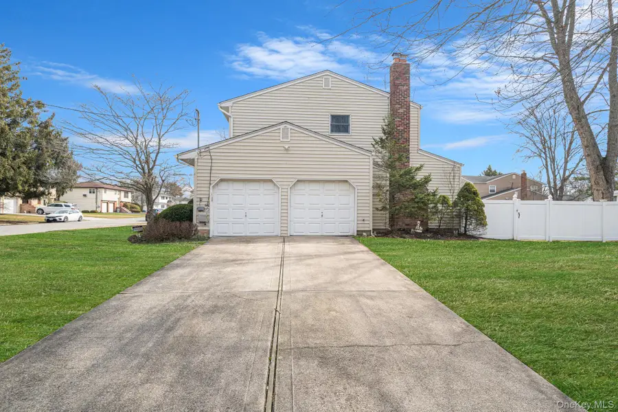 12 Hughes Lane, North Babylon, NY 11703 - #3