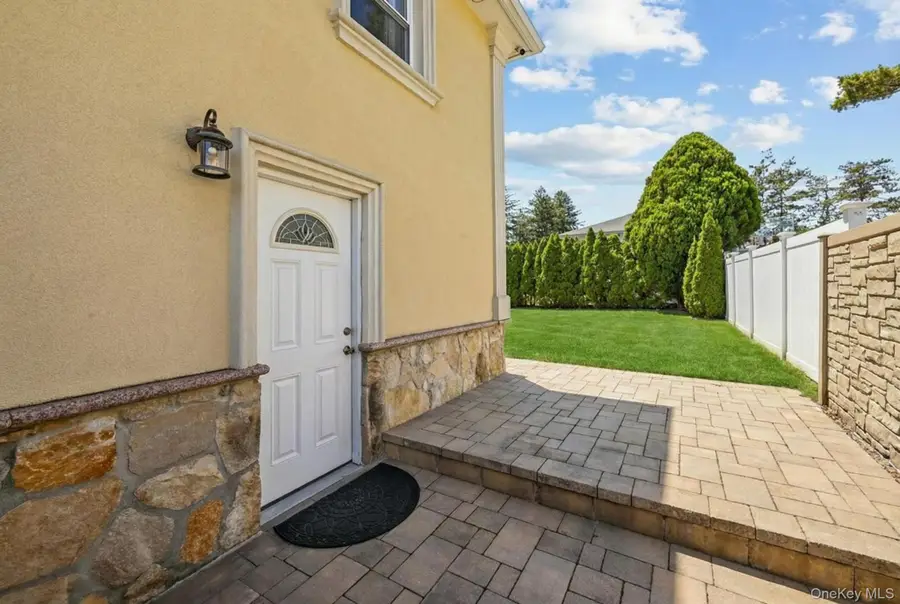 16 Tudor Road, Hicksville, NY 11801 - #3