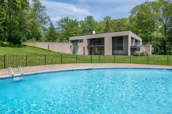 3 Paddock Court, Old Westbury, NY 11568