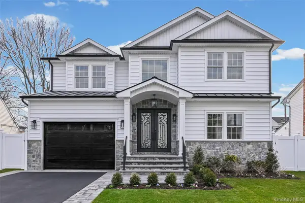 27 Grape Lane, Hicksville, NY 11801