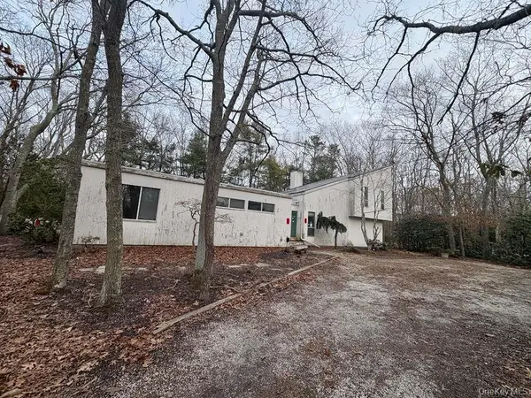 22 N Quarter Road, Westhampton, NY 11977