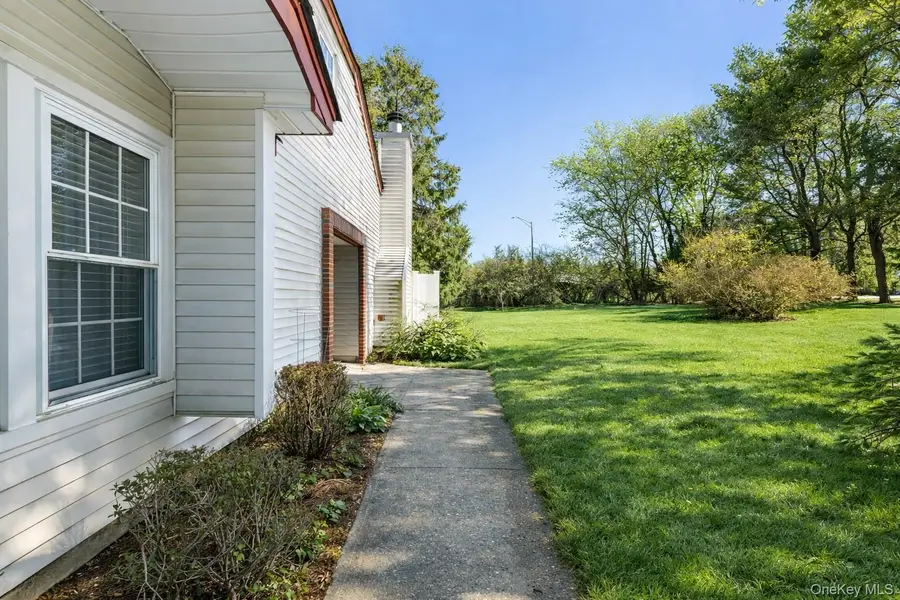 6 Georgian Court, Coram, NY 11727 - #2