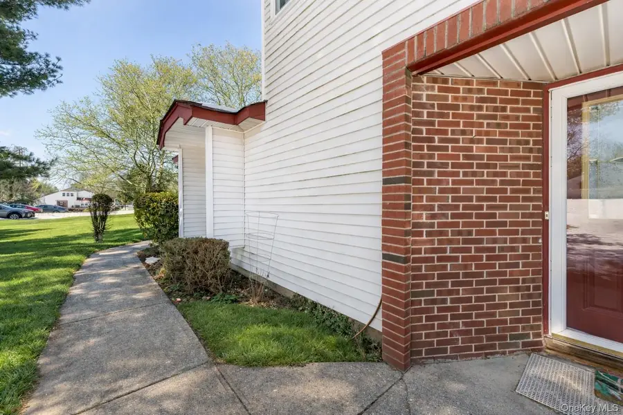 6 Georgian Court, Coram, NY 11727 - #3