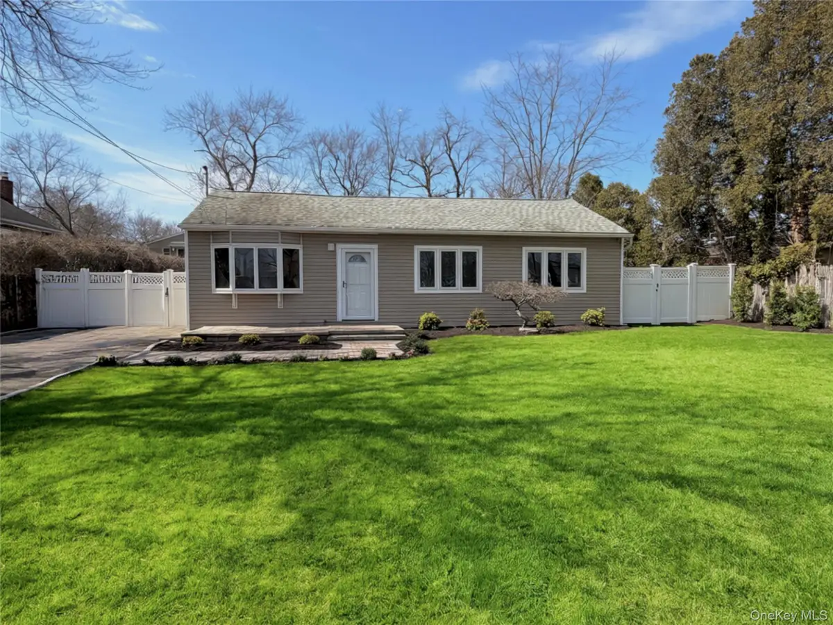 16 Lincoln Drive, Oakdale, NY 11769 - #1