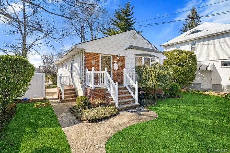 15 Woodlawn Avenue, Valley Stream, NY 11581 - #3