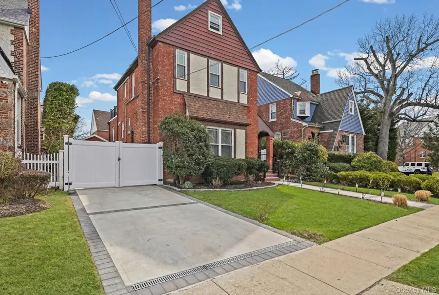 6 Dubonnet Road, Valley Stream, NY 11581 - #2