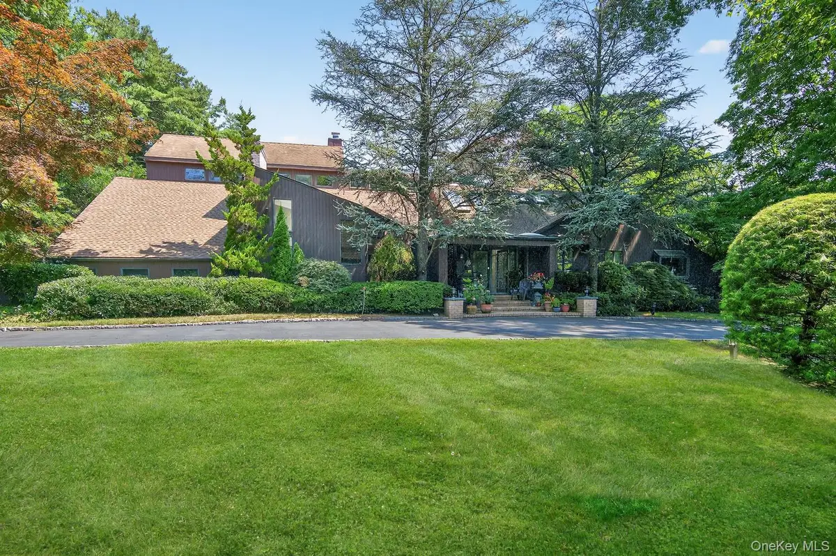 9 Applegreen Drive, Old Westbury, NY 11568 - #1