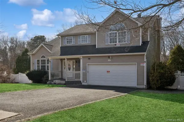 6 1st Avenue, Holtsville, NY 11742