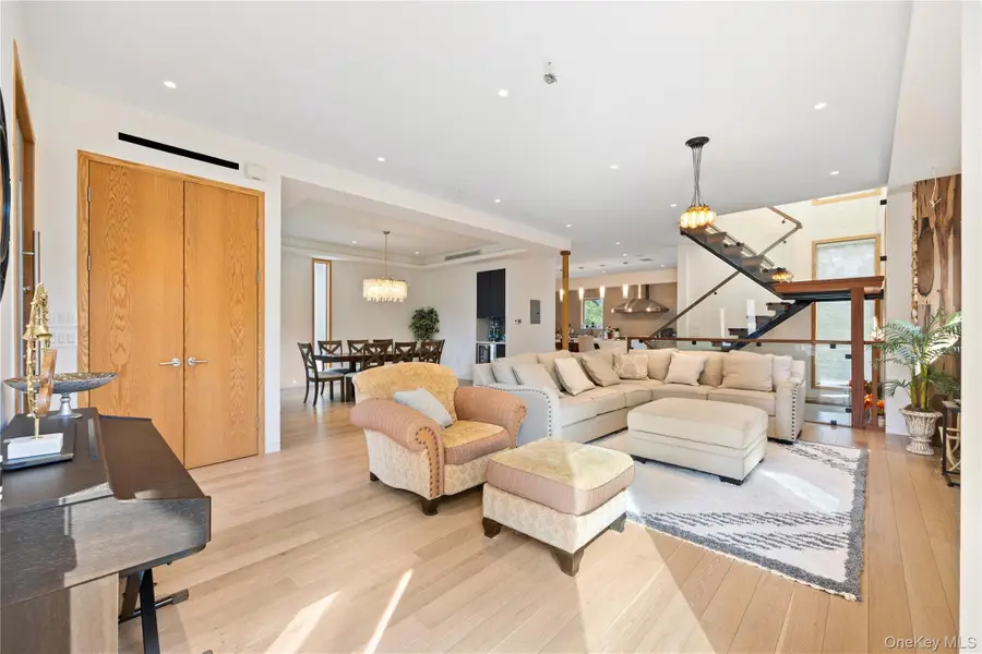 3 Hewlett Place, Great Neck, NY 11024 - #2