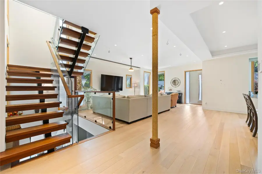 3 Hewlett Place, Great Neck, NY 11024 - #3