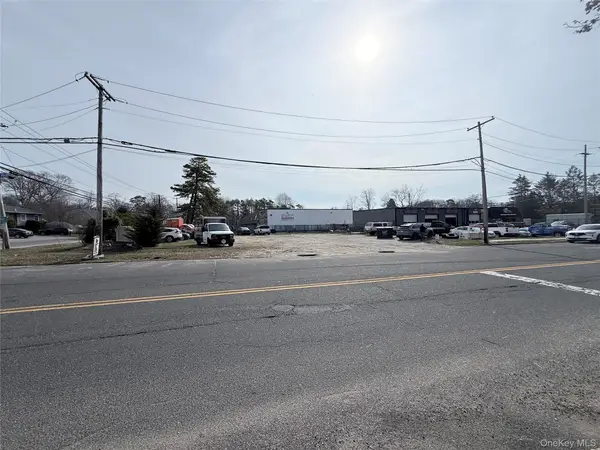 Pond Rd, Ronkonkoma Pond Road, Ronkonkoma, NY 11779