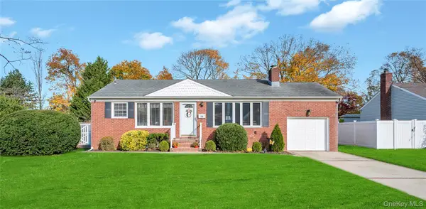 25 Flanders Place, West Babylon, NY 11704