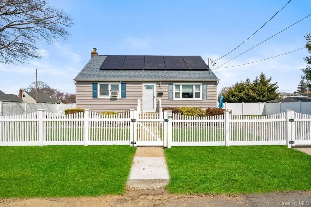 290 38 Th Street, Lindenhurst, NY 11757 - #1