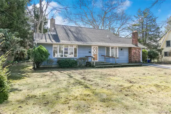 204 E 19th Street, Huntington Station, NY 11746