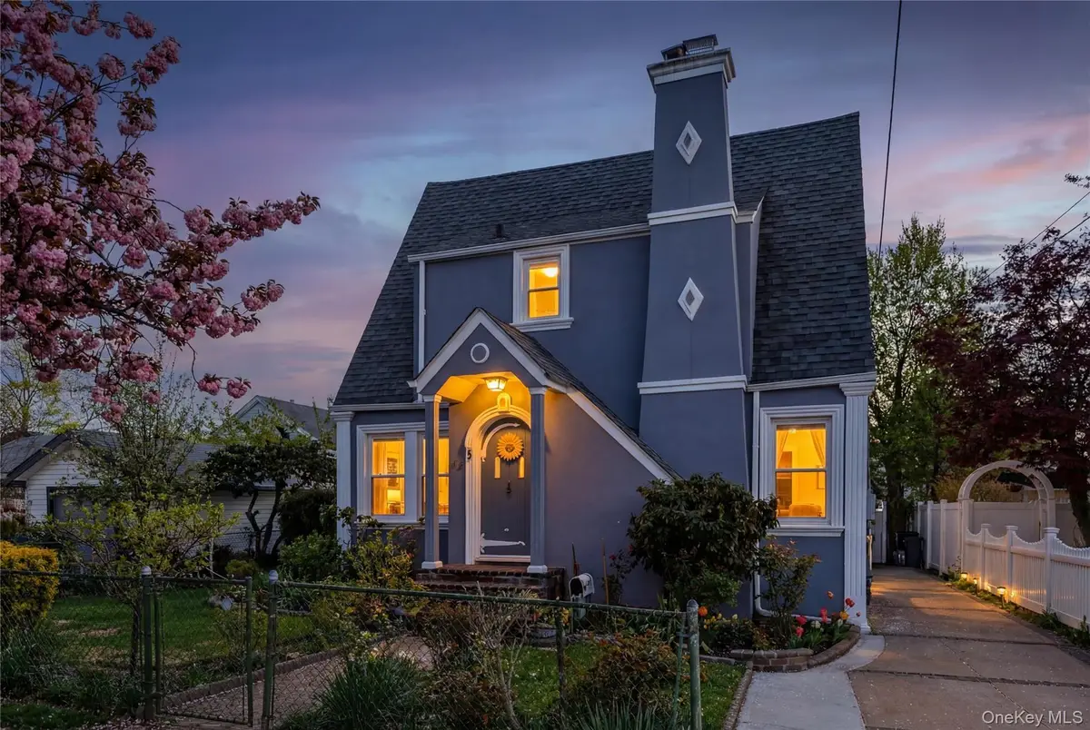 154 E Dean Street, Freeport, NY 11520 - #1