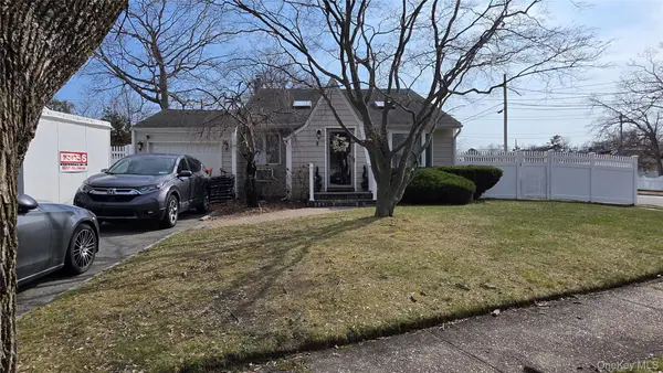 8 Lion Lane, North Babylon, NY 11703