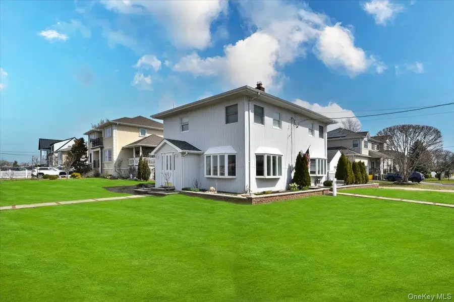 9 Cabot Road W, Massapequa, NY 11758 - #3