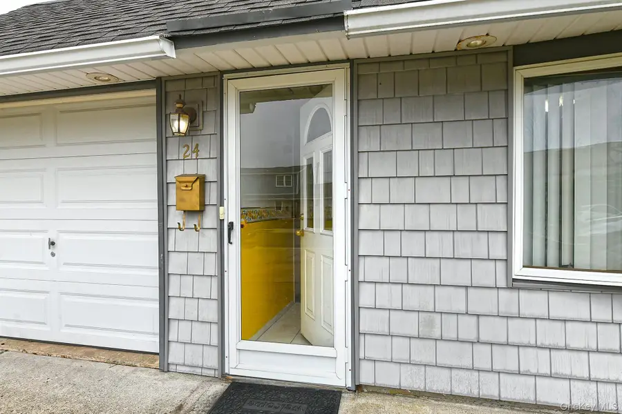 24 Cloister Lane, Hicksville, NY 11801 - #3