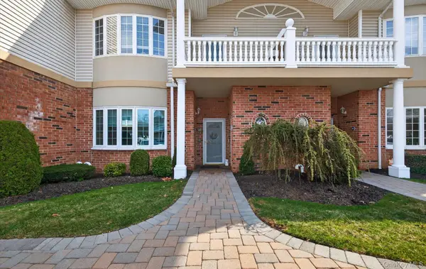 105 Francesca Way #105, Amityville, NY 11701