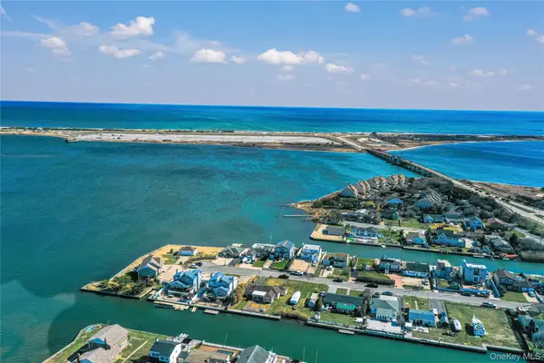 31 Roneck Court, Shirley, NY 11967