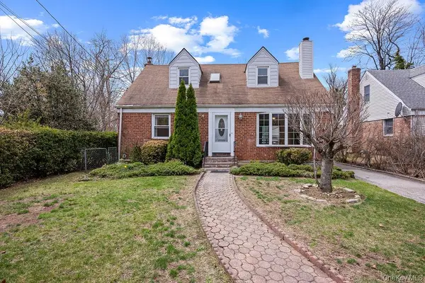 8 Grady Court, Great Neck, NY 11023