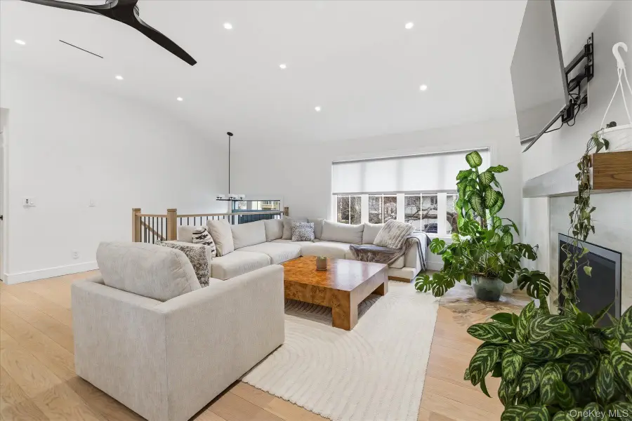 21 Dunhill Road, New Hyde Park, NY 11040 - #3