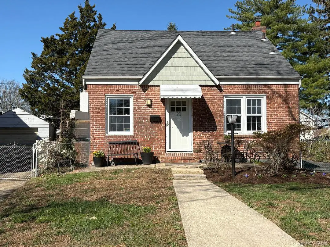 25 Park Circle, New Hyde Park, NY 11040 - #1