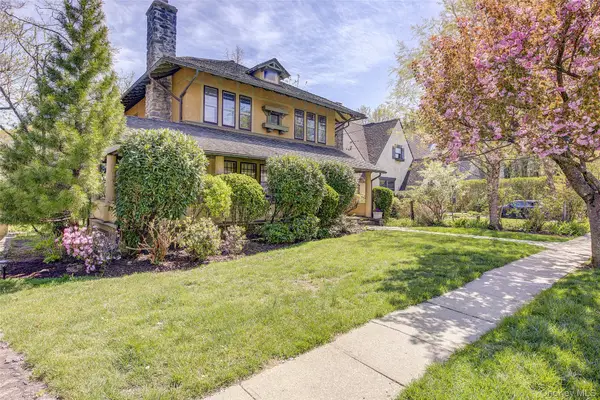 78 Hickory Grove Drive W, Larchmont, NY 10538