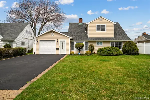 41 Winter Lane, Hicksville, NY 11801