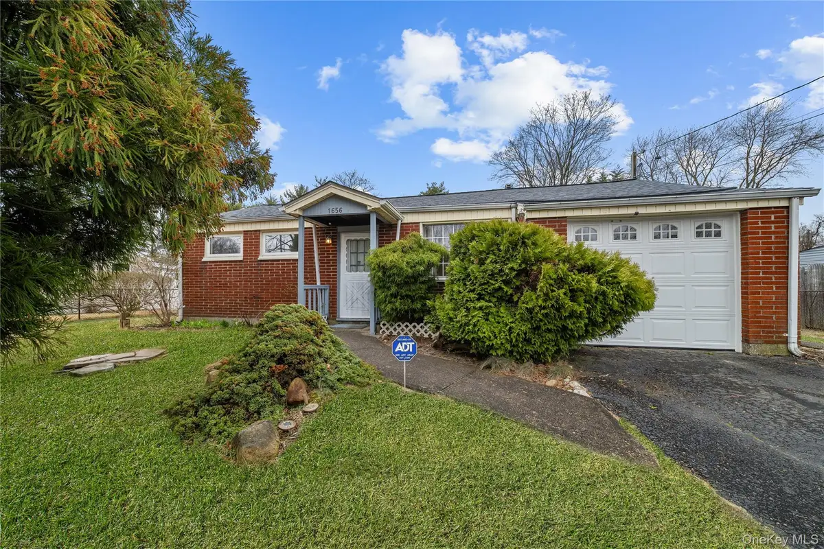 1656 N Gardiner Drive, Bay Shore, NY 11706 - #1