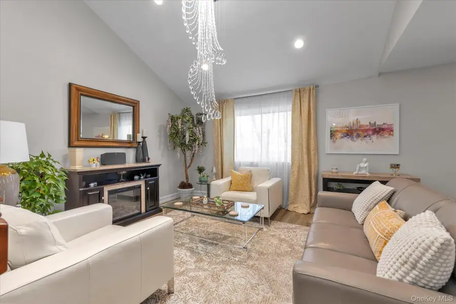 32 Ashley Circle, Commack, NY 11725 - #2