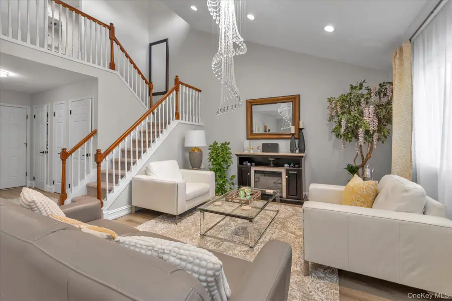 32 Ashley Circle, Commack, NY 11725 - #3