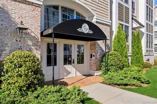 22302 Aspenwood Drive #22302, Plainview, NY 11803