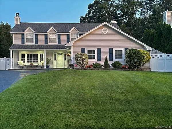 16 Sussex Lane, Lake Grove, NY 11755