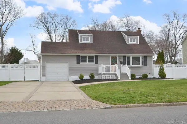 7 Katherine Place, Oakdale, NY 11769