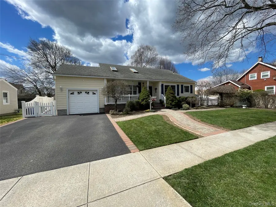 16 W Oak Street, Farmingdale, NY 11735 - #3